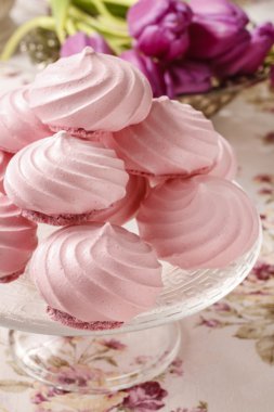 Pembe meringues kek üzerine standı