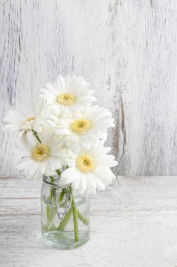 Ahşap Beyaz gerbera çiçekleri buketi
