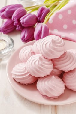 Pembe meringues kek üzerine standı