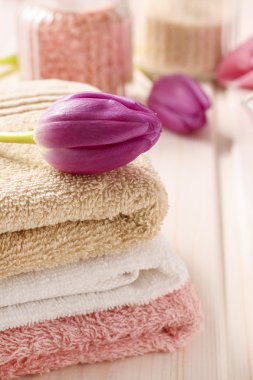Spa set: Lale havlu, deniz tuzları ve sabun buket