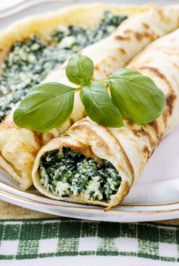 Peynir ve ıspanak ile doldurulmuş krep