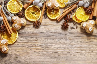 Noel arka plan: tarçın sopa, kurutulmuş portakal ve gingerb