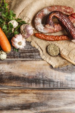 Sosis, baharat ve sarımsak ahşap tablo