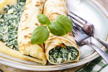 Peynir ve ıspanak ile doldurulmuş krep