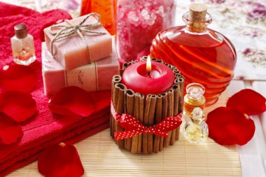 Spa set: kokulu mum, deniz tuzu, sıvı sabun ve gül yaprakları