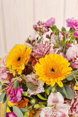 Buket sarı Gelbera ve pembe karanfil