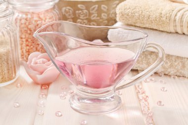 Spa set: sıvı sabun, kokulu mumlar, havlu ve gül deniz tuzu