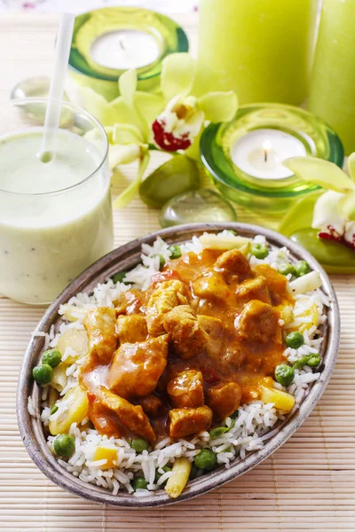 Chicken curry with basmati rice and green peas — Stock Photo, Image