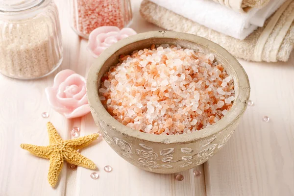 Bowl of rose sea salt — Stock Photo, Image