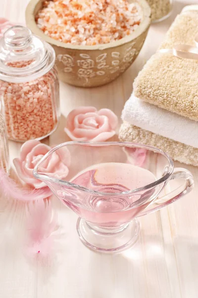 Růžová sada lázně: Tekuté mýdlo, vonné svíčky, ručníky a růžové moře — Stock fotografie