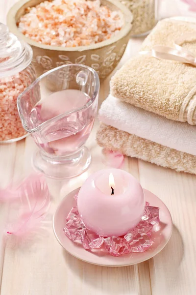 Set spa rosa: jabón líquido, velas perfumadas, toallas y rosa de mar — Foto de Stock