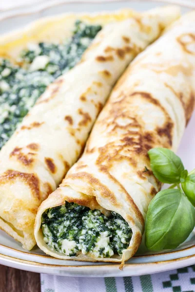 Crepes stuffed with cheese and spinach — Stock Photo, Image