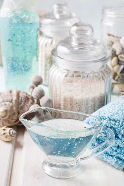 Blauwe spa set: vloeibare zeep, zee zouten en handdoeken — Stockfoto