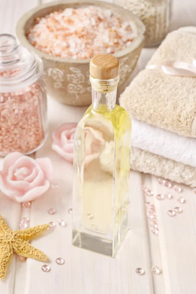 Rosa spa set: flaska rose eterisk olja, handdukar och havssalt — Stockfoto
