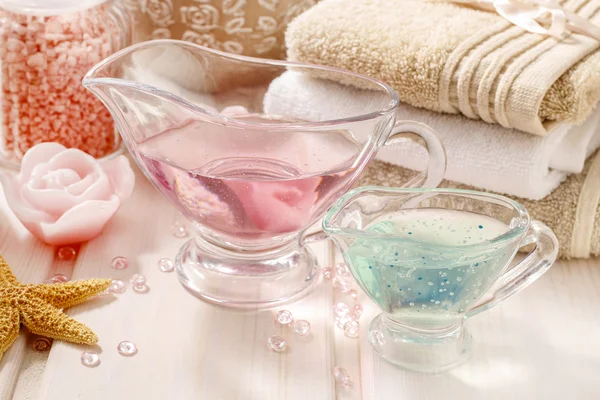 Rosa spa set: flytande tvål, doftljus, handdukar och steg havet — Stockfoto