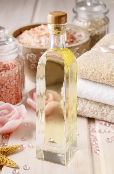 Růžová sada lázně: láhev rose éterický olej, ručníky a mořské soli — Stock fotografie