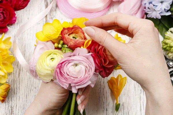 Donna che fa mazzo di fiori di ranuncolo persiano — Foto Stock