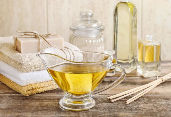 Jug of golden liquid soap in the bathroom — Stock Photo, Image