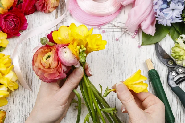 Mujer haciendo ramo de flores de buttercup persas — Foto de Stock