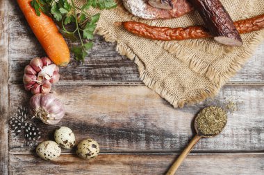 Sosis, baharat ve sarımsak ahşap tablo