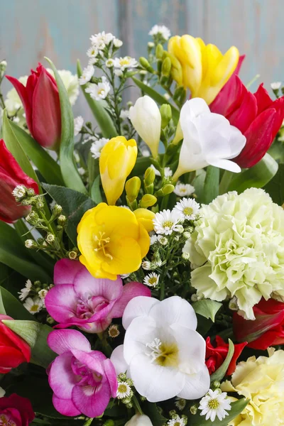 Ramo de freesias, claveles y tulipanes — Foto de Stock