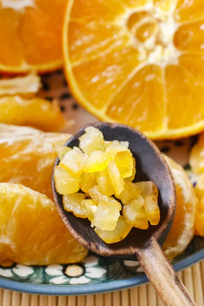 Cáscara de naranja caramelizada y naranjas jugosas frescas — Foto de Stock