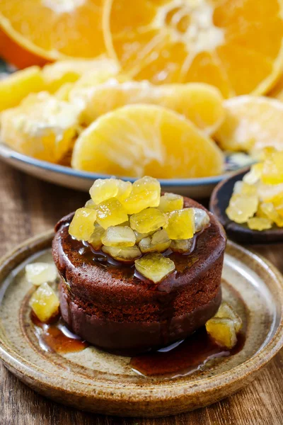 Bolo de chocolate com casca de laranja cristalizada — Fotografia de Stock