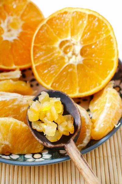 Cáscara de naranja caramelizada y naranjas jugosas frescas — Foto de Stock