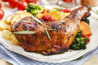 Sebzeli kızarmış tavuk.