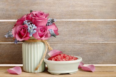 Spa set: deniz tuzu, sıvı sabun ve uçucu yağ şişe. Bouq