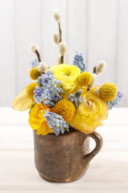 Düğünçiçeği (Farsça buttercup) ve muscari (üzüm hya oluşan