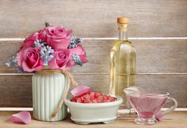 Spa set: deniz tuzu, sıvı sabun ve uçucu yağ şişe. Bouq