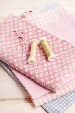 Kumaş, iplik ve iğneler