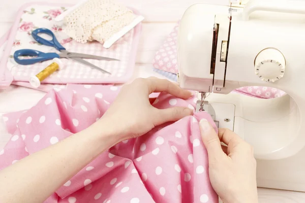Mujer usando máquina de coser — Foto de Stock