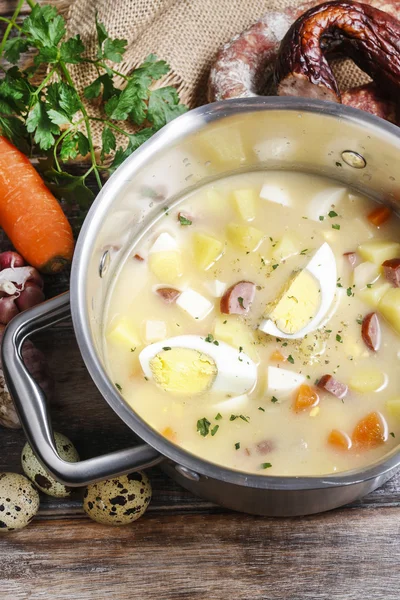 Den sura råg soppa gjord av syrade rågmjöl och kött — Stockfoto