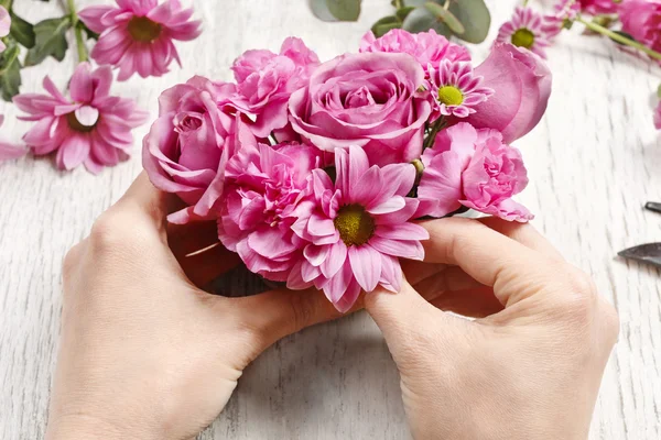 How to make floral arrangement (table centerpiece) with rose, ca — Stock Photo, Image