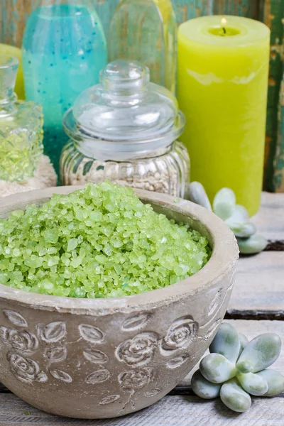 Conjunto de spa: sal marinho verde, velas perfumadas, sabão líquido e essent — Fotografia de Stock