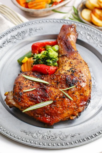 Roasted chicken with vegetables — Stock Photo, Image