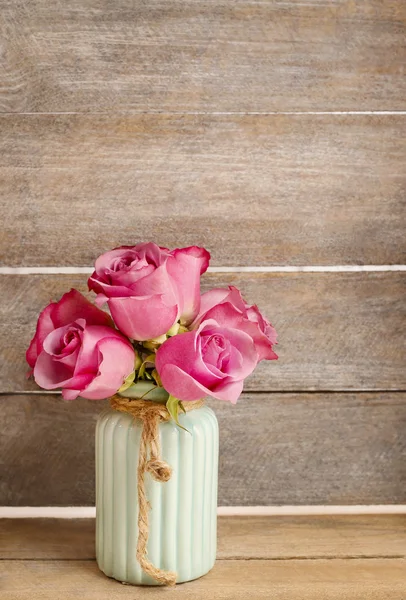 Μπουκέτο με τριαντάφυλλα ροζ και μπλε muscari λουλούδι (υάκινθος σταφυλιών) — Φωτογραφία Αρχείου