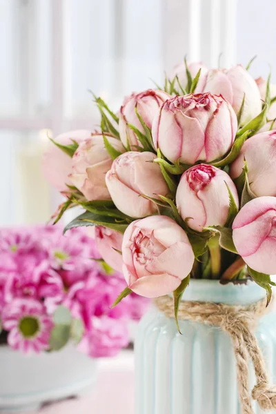 Bouquet of pink roses in turquoise ceramic vase — Stock Photo, Image