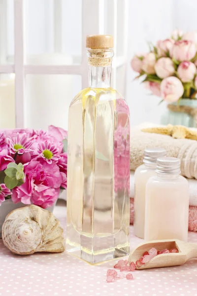 Spa set: bottle of essential oil, liquid soap, scoop of raspberr — Stock Photo, Image