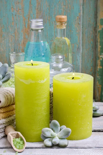 Set spa : sel de mer vert, bougies parfumées, savon liquide et essent — Photo