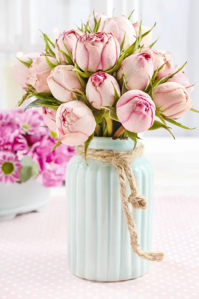 Boeket van roze rozen in turquoise keramische vaas — Stockfoto