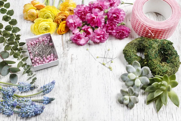 Florista fazendo buquê de flores de ranúnculo — Fotografia de Stock