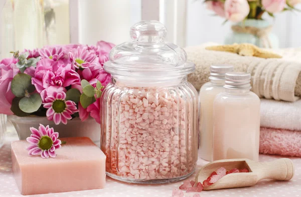 Rózsa Spa készlet: tengeri só, kézzel készített, természetes szappan, folyékony szappan, es bar — Stock Fotó
