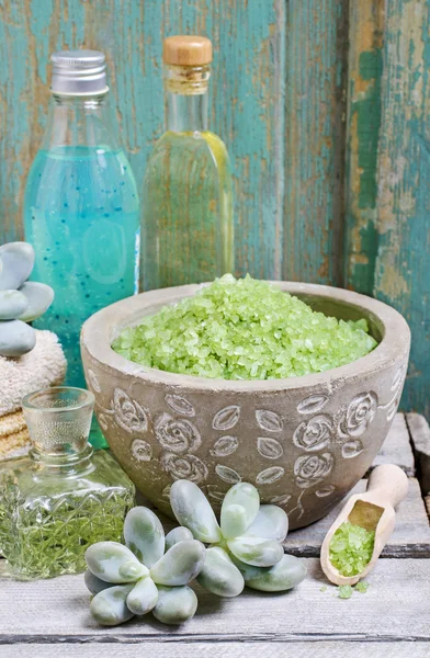 Conjunto de spa: sal marinho verde, velas perfumadas, sabão líquido e essent — Fotografia de Stock