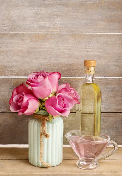 Spa set: sea salt, liquid soap and bottle of essential oil. Bouq — Stock Photo, Image