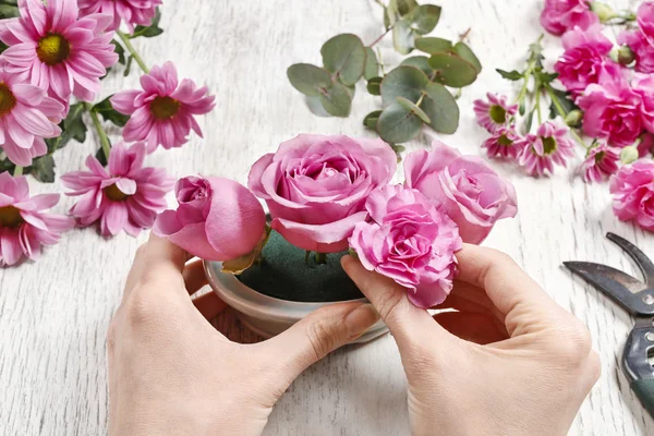 Cómo hacer arreglos florales (centro de mesa) con rosa, ca —  Fotos de Stock