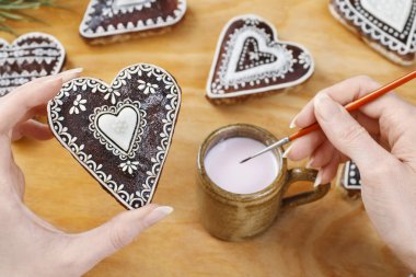 Kadın kalp şeklinde gingerbread çerezleri dekorasyon