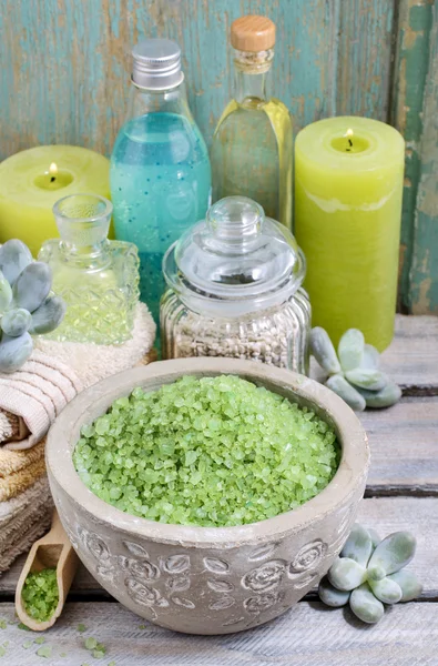 Conjunto de spa: sal marinho verde, velas perfumadas, sabão líquido e essent — Fotografia de Stock